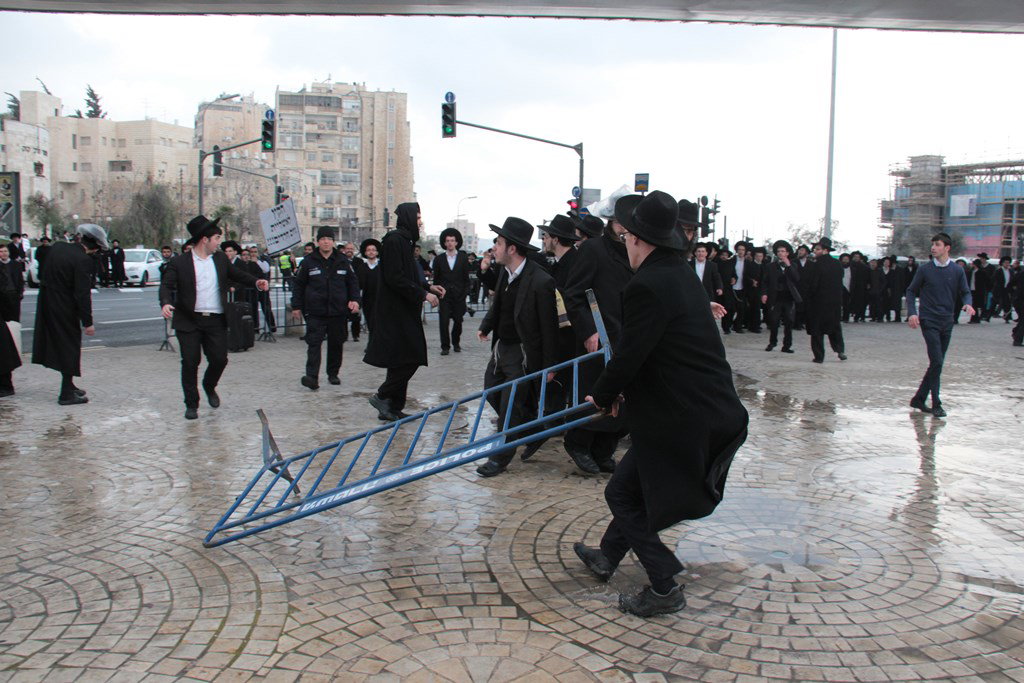 הפגנות הפלג הירושלמי נגד גזירות הגיוס: תיעוד ענק