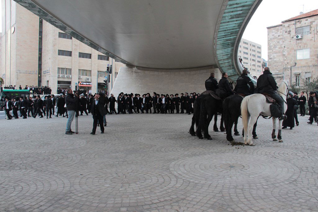 הפגנות הפלג הירושלמי נגד גזירות הגיוס: תיעוד ענק