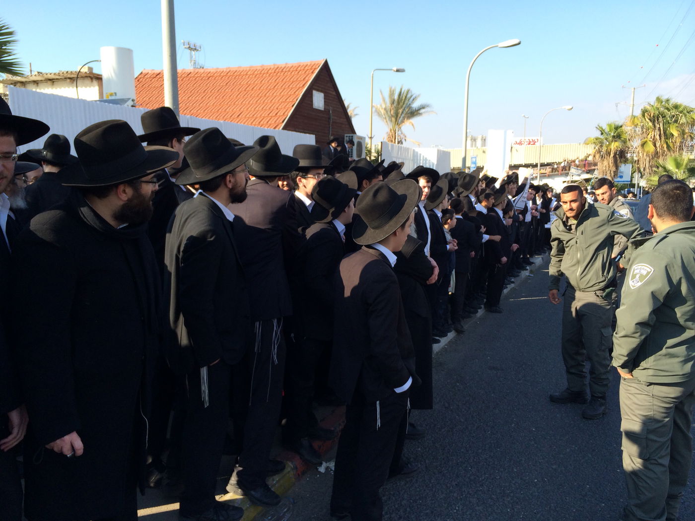 הפגנות סוערות נגד מעצר תלמיד ישיבה; 24 נעצרו