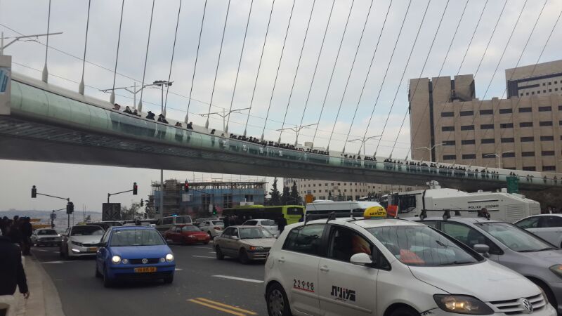 הפגנות סוערות נגד מעצר תלמיד ישיבה; 24 נעצרו