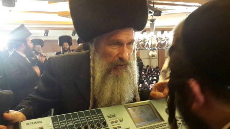 צפו: המקובל ומרדכי בן דוד הקפיצו את החוגגים