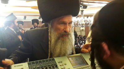 צפו: המקובל ומרדכי בן דוד הקפיצו את החוגגים