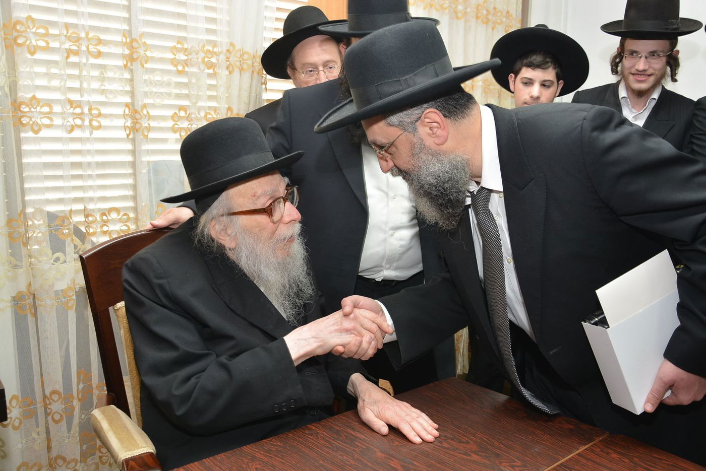 תיעוד: חבר "המועצת" הרב דוד יוסף מזמין את גדולי ישראל לחתונת בתו