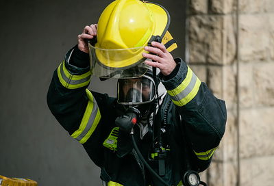 איש כיבוי אש סמוך לדירת המשפחה