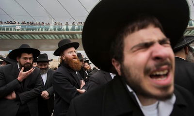 צפו: הבחור שגרם להפגנות מגיע לביתו של הגר"ש אוירבעך