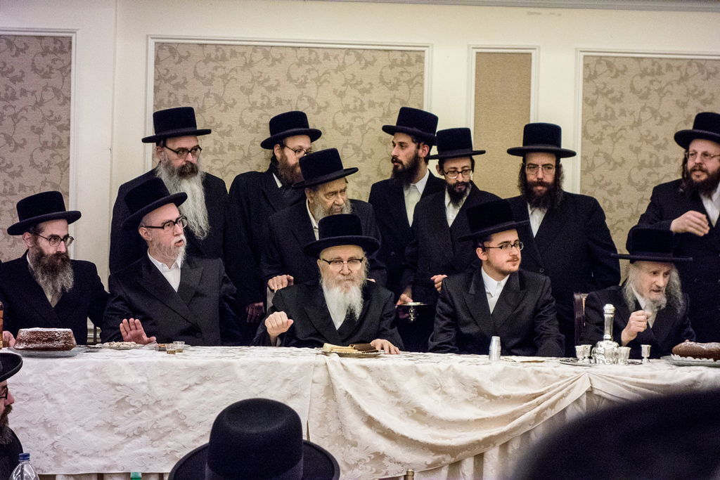 גלריה: האדמ"ורים חוגגים אירוסין לנכד המשותף