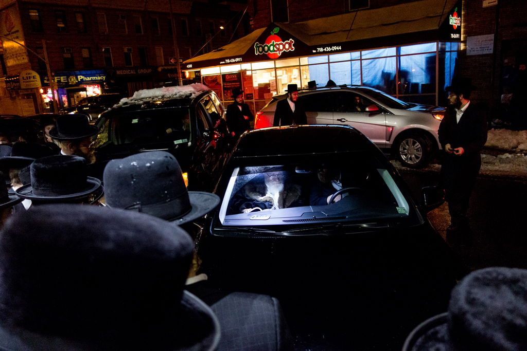 גלריה: האדמ"ורים חוגגים אירוסין לנכד המשותף