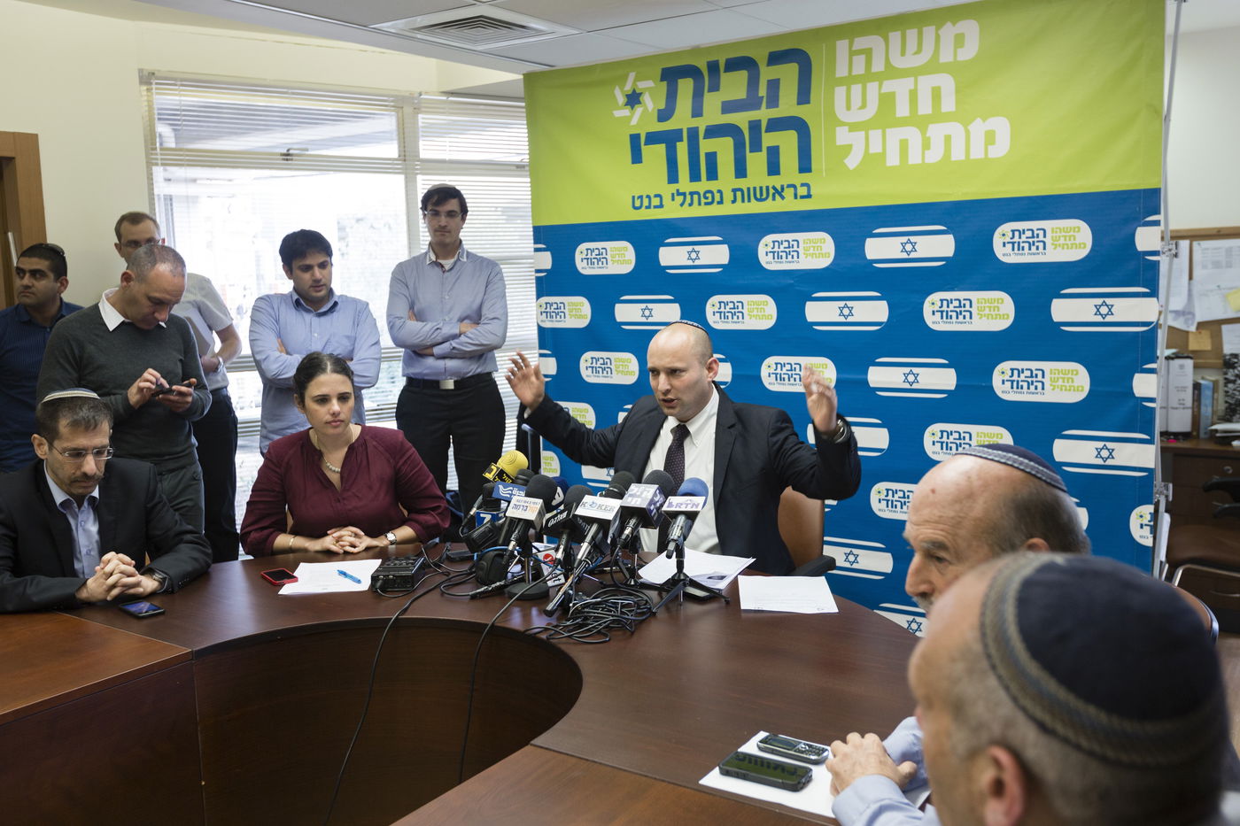 "איך תצביעו? אל תגידו לנו מה אתם נגד! זה לא אקדמיה כאן"