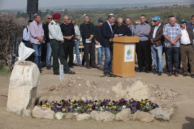 מספידים בקברו של שרון