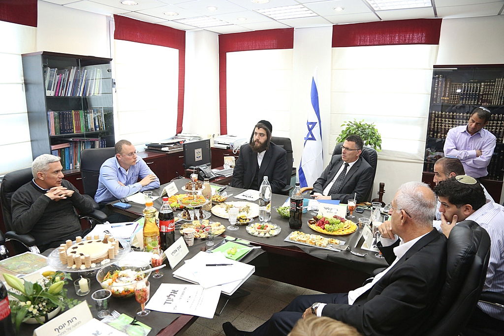 אלעד: שר הפנים גדעון סער ביקר בישיבה שעתרה לבג"ץ