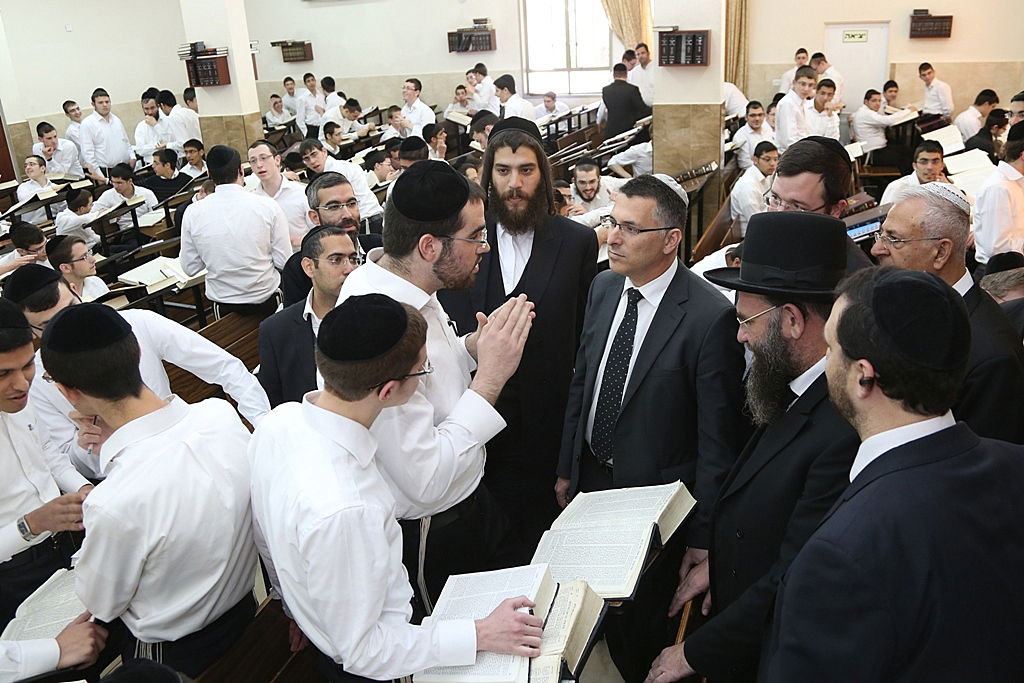 אלעד: שר הפנים גדעון סער ביקר בישיבה שעתרה לבג"ץ