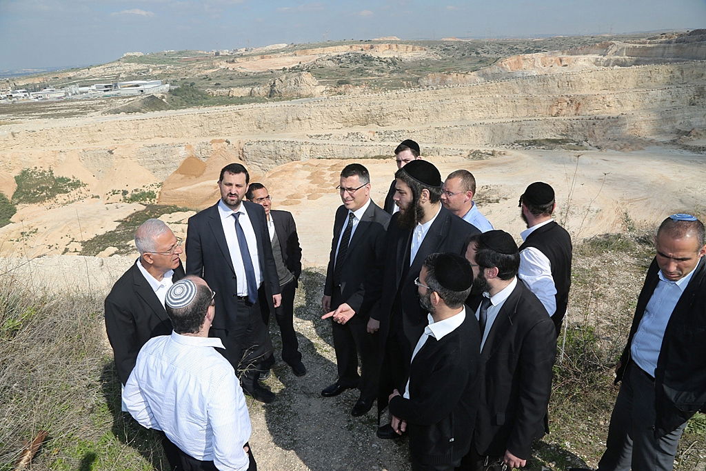 אלעד: שר הפנים גדעון סער ביקר בישיבה שעתרה לבג"ץ