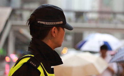 מטורף: שוטר סיני מזנק על רכב שנמלט ממחסום