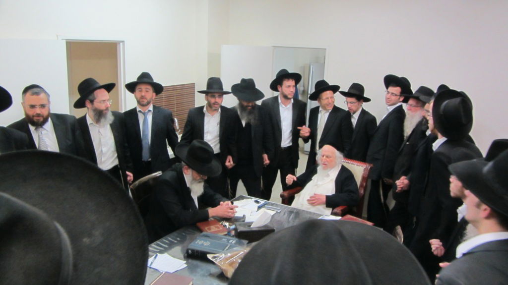 תיעוד: עצורי ההפגנות עלו למעונו של הגר"ש אוירבך