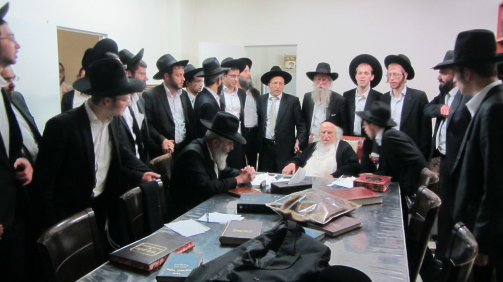 תיעוד: עצורי ההפגנות עלו למעונו של הגר"ש אוירבך