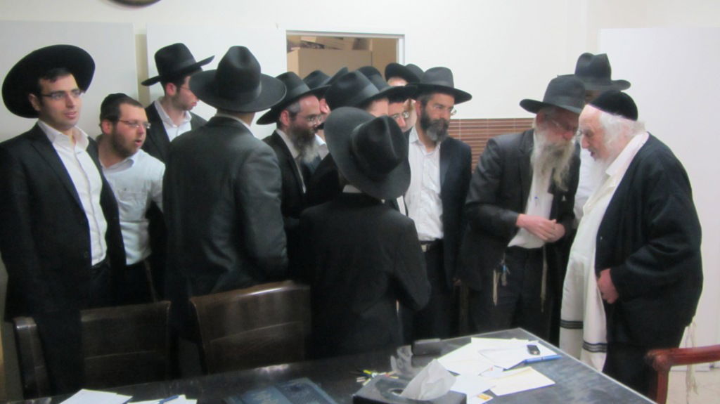 תיעוד: עצורי ההפגנות עלו למעונו של הגר"ש אוירבך