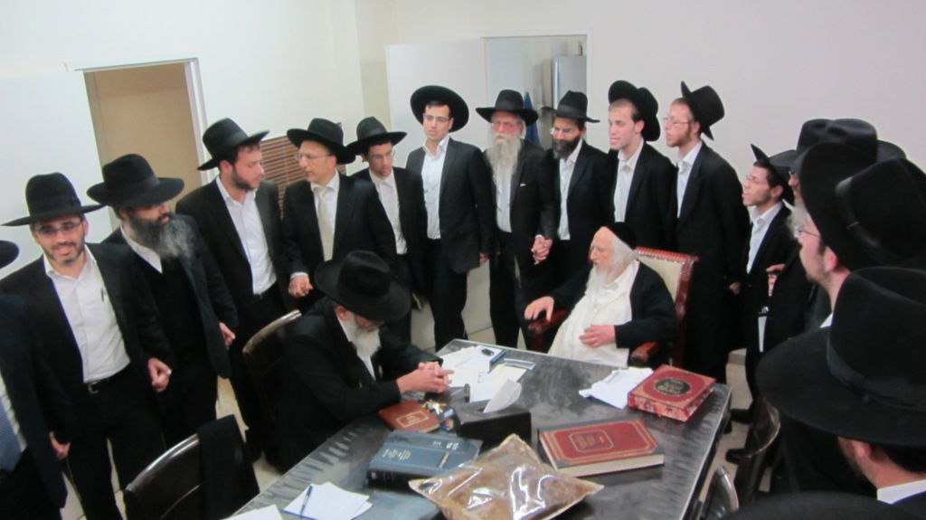 תיעוד: עצורי ההפגנות עלו למעונו של הגר"ש אוירבך