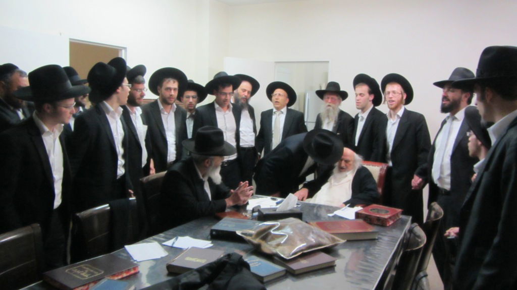 תיעוד: עצורי ההפגנות עלו למעונו של הגר"ש אוירבך