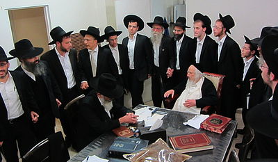 תיעוד: עצורי ההפגנות עלו למעונו של הגר"ש אוירבך