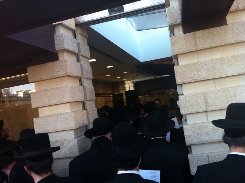 תמונות: תפילה נגד הגיוס בציון החיד"א