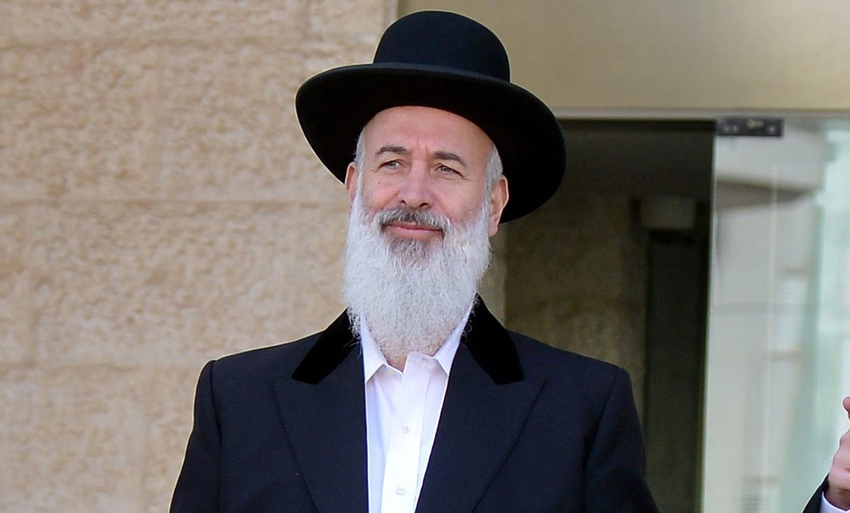 כתב אישום קשה: הרב מצגר יוצא מבית המשפט