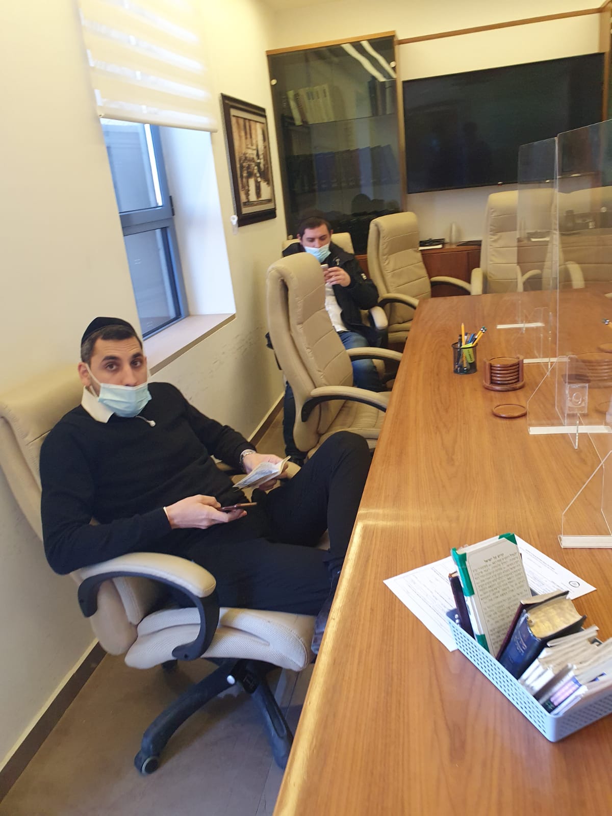 סמנכל כיכר נצפה בוחן כסאות משרדיים גם אצל השכנים..