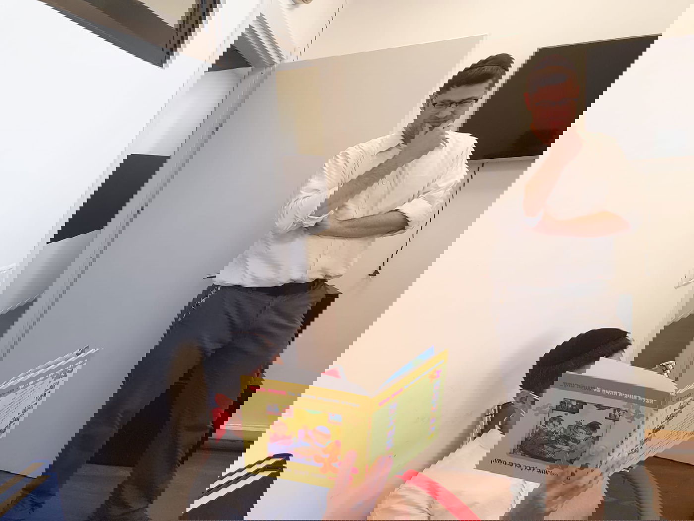 שעת סיפור, ולשם שינוי גם שעת הקשבה של האגדי מוישי מנס..