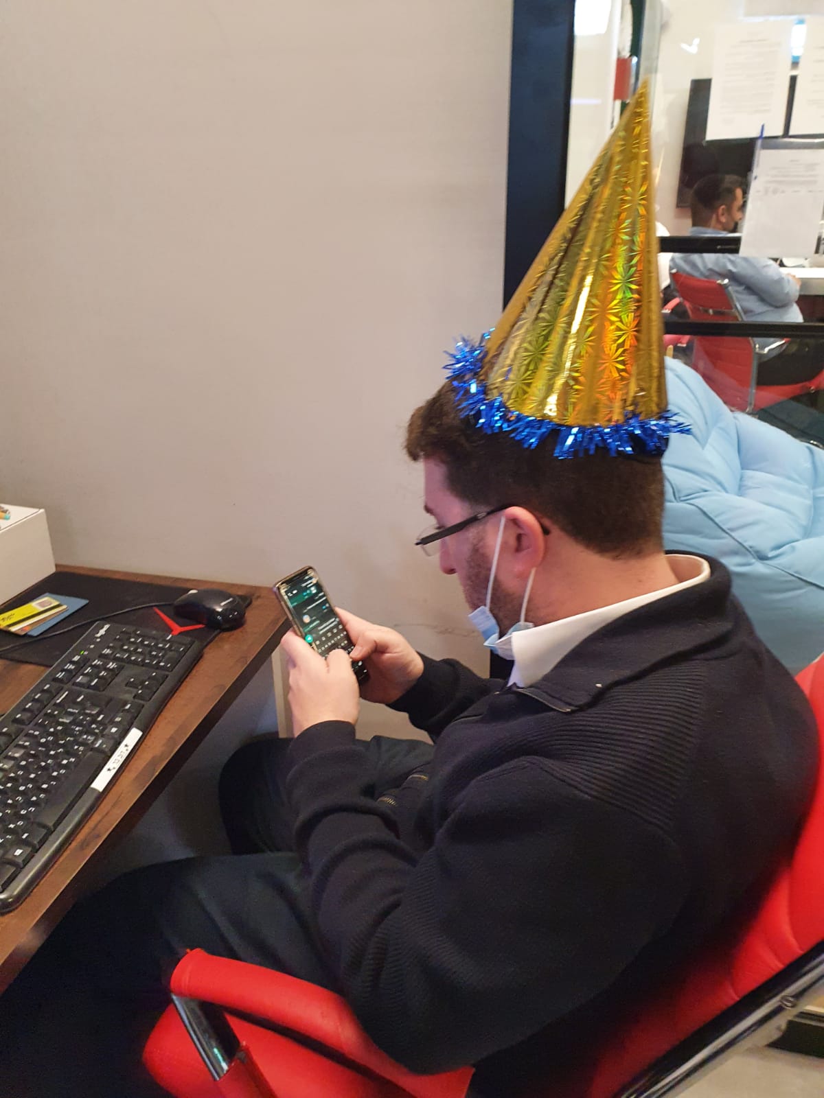 מנהל אולפני כיכר מראה דוגמה אישית לעבודה רצינית