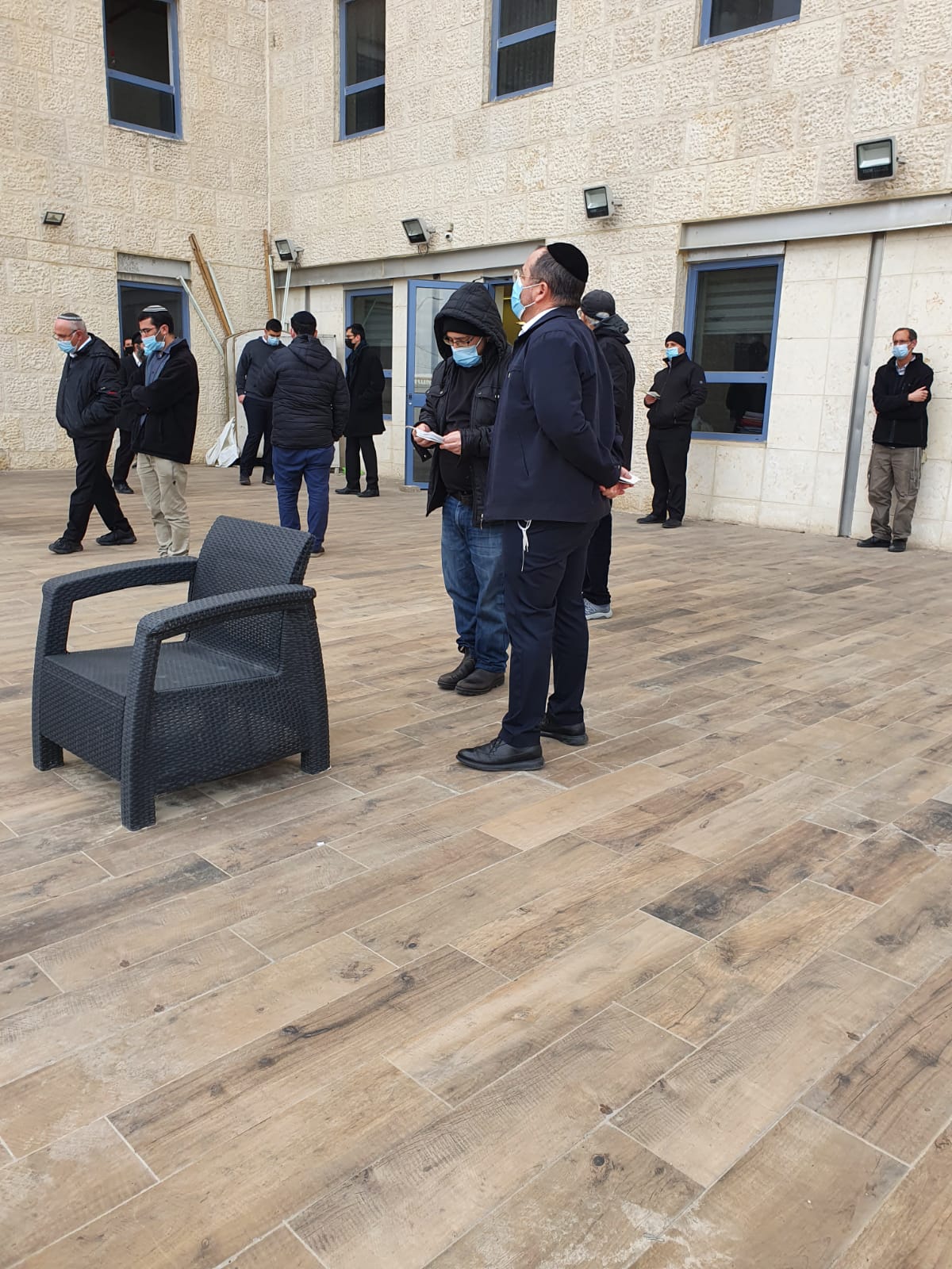 תמכין דאורייתא: הלל באמירת קדיש על אביו בעזרתו של ראש אגף תרבות תורני שי האגדי