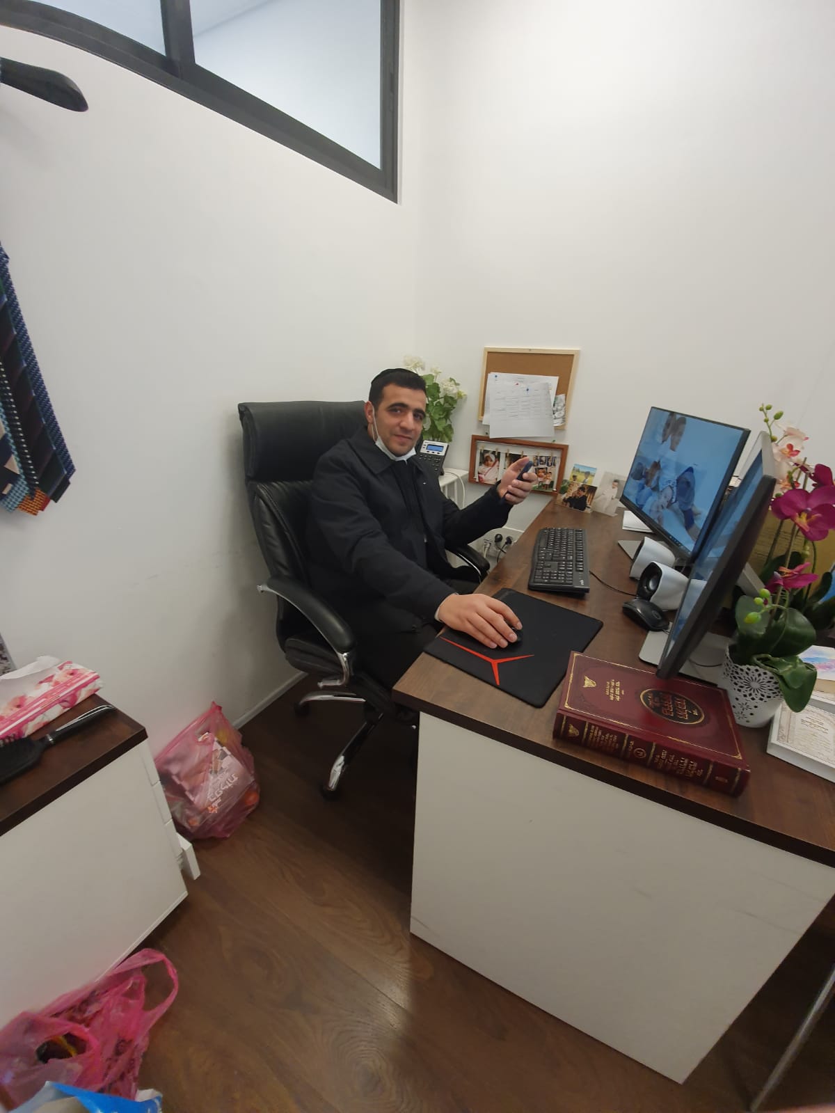 נתפס זחוח ומאושר לראות כל כך הרבה כתבי כיכר במשרדי כיכר