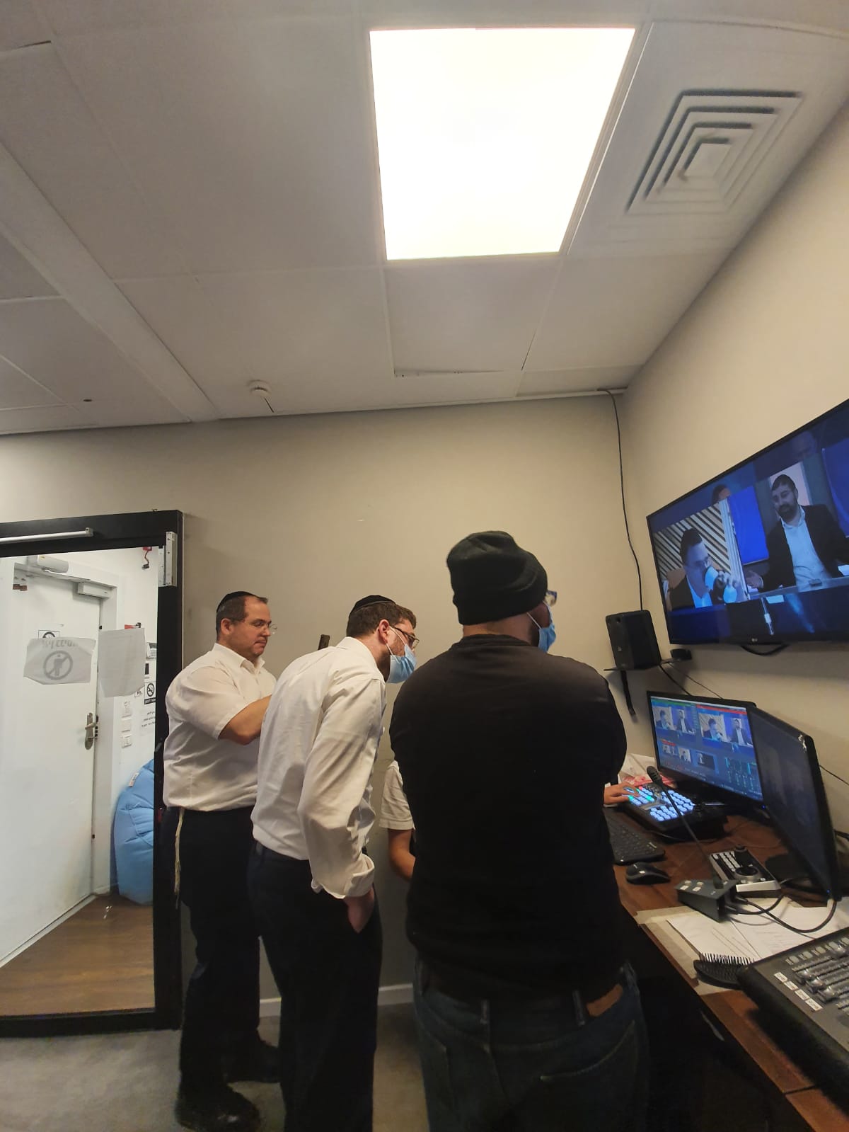 והם עומדים על גביו, צוות אולפני כיכר בהאזנה בראיון המיוחד עם שוואקי