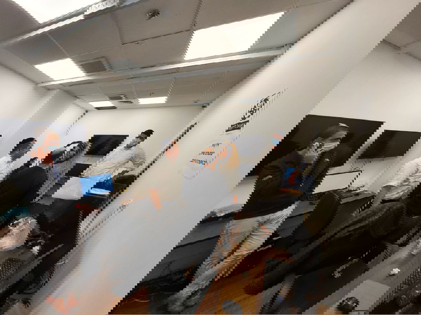 התרגשות רבה לכבוד עמוד תאורה חדש לעמוד האור רפאל כהן אך לפני כן הדר כץ התייצבה לדגימות והדגמות