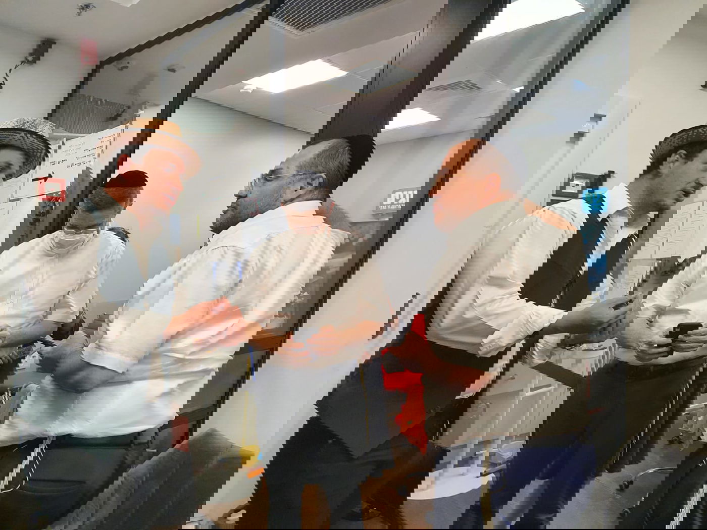 חובבי ז'אנר 'קרליבך' בעמידת