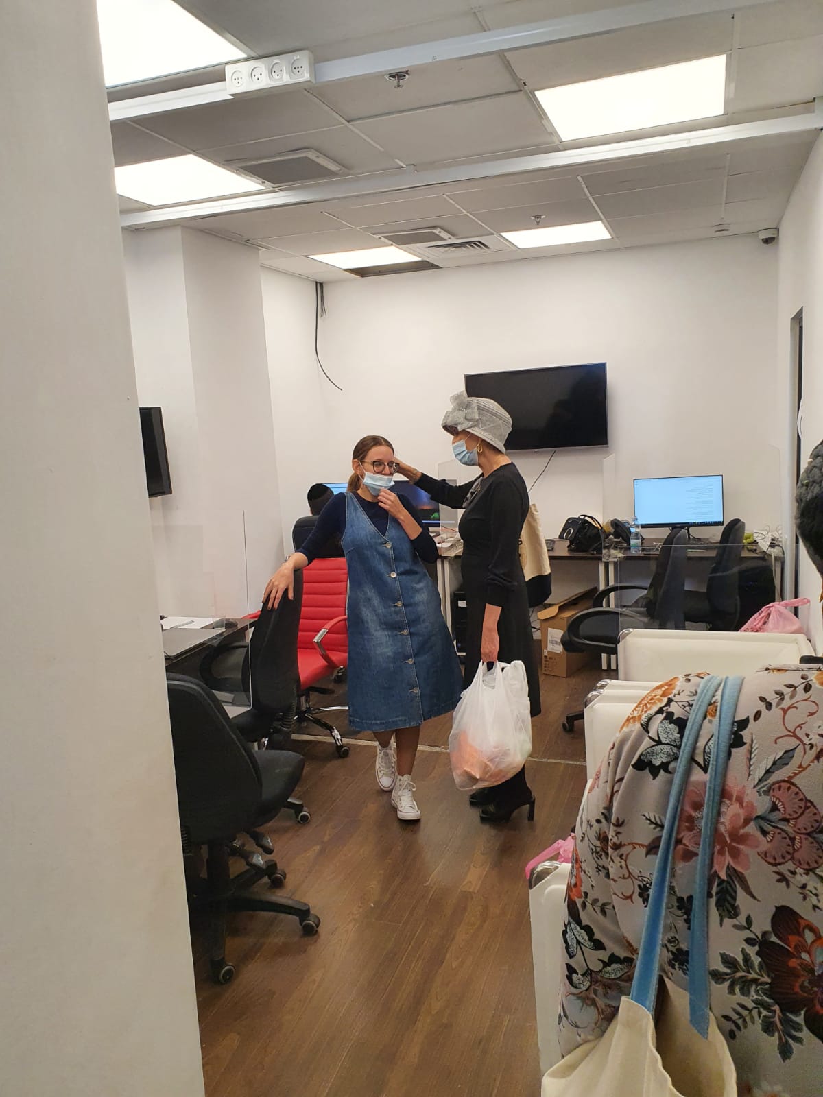 האורחת הקבועה הרבנית ימימה עם מנהלת הסטודיו בטקס הבאת הבורקס המסורתי..