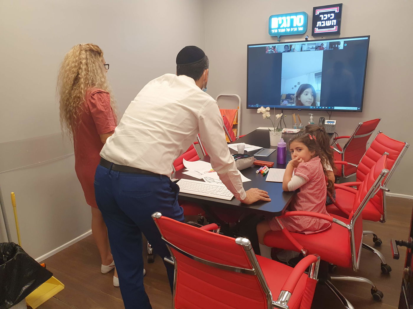 כששיעורי הזום הבית ספרי עברו לחדר הישיבות...