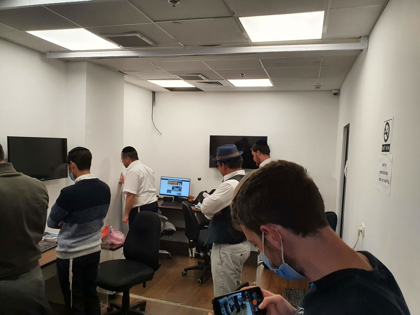 כשיעקבי תיעד את צוות כיכר מתפלל מנחה