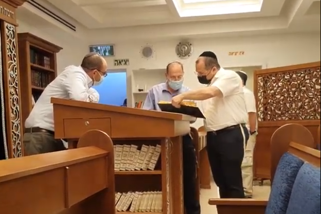 ויכוח תורני טיפוסי בביהכנ של בית ענבר