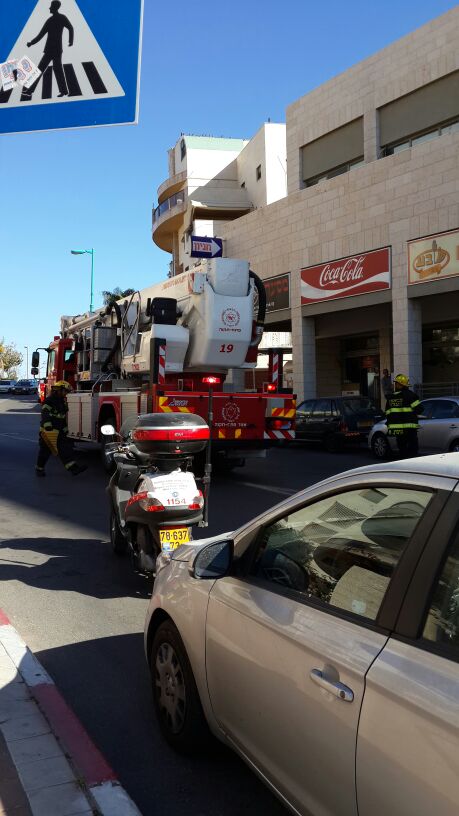 צפו: שריפה באלעד, ראש העיר ישראל פרוש התגייס