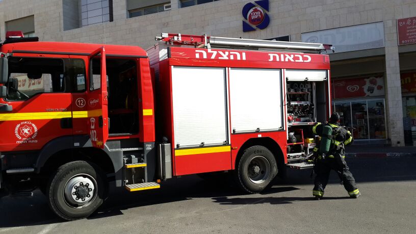 צפו: שריפה באלעד, ראש העיר ישראל פרוש התגייס