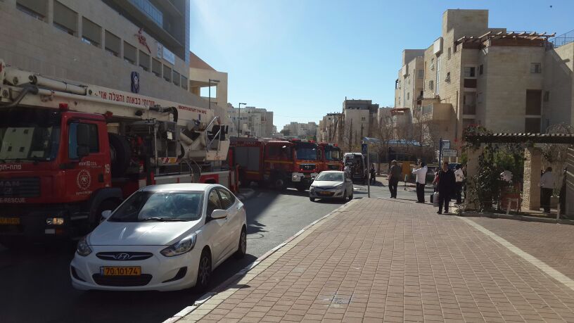 צפו: שריפה באלעד, ראש העיר ישראל פרוש התגייס