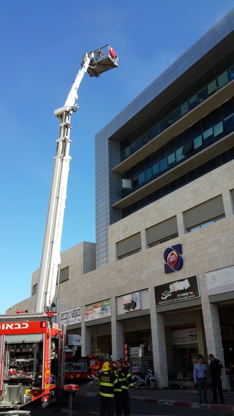 צפו: שריפה באלעד, ראש העיר ישראל פרוש התגייס