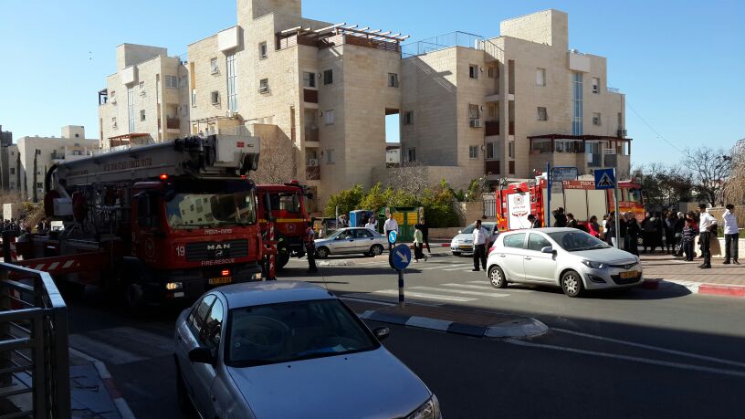 צפו: שריפה באלעד, ראש העיר ישראל פרוש התגייס