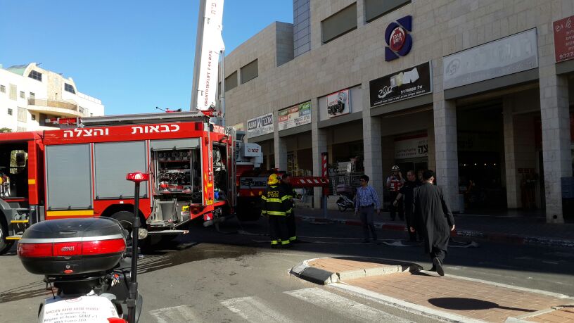 צפו: שריפה באלעד, ראש העיר ישראל פרוש התגייס