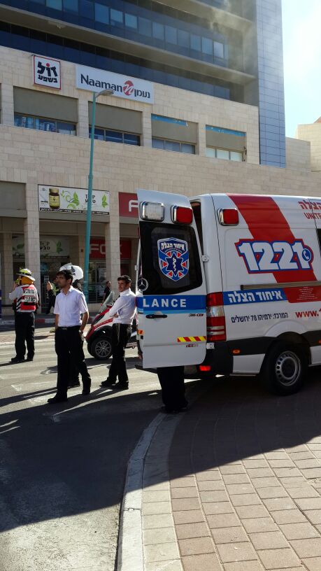 צפו: שריפה באלעד, ראש העיר ישראל פרוש התגייס