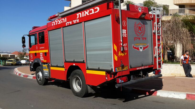 צפו: שריפה באלעד, ראש העיר ישראל פרוש התגייס