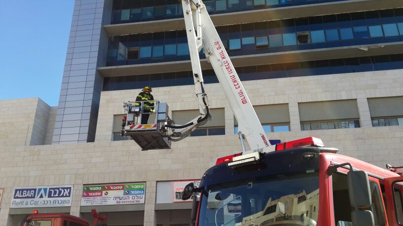 צפו: שריפה באלעד, ראש העיר ישראל פרוש התגייס