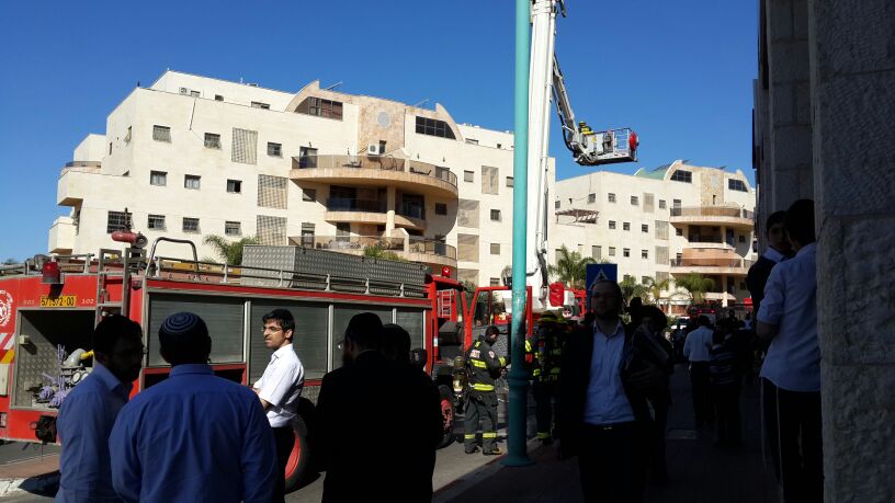 צפו: שריפה באלעד, ראש העיר ישראל פרוש התגייס