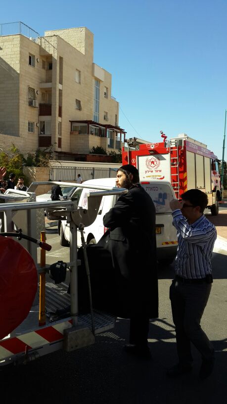 צפו: שריפה באלעד, ראש העיר ישראל פרוש התגייס