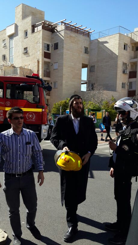 צפו: שריפה באלעד, ראש העיר ישראל פרוש התגייס