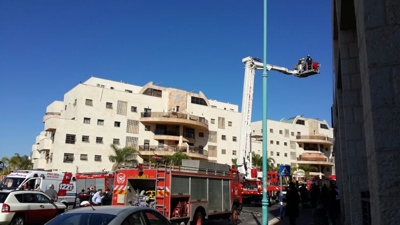 צפו: שריפה באלעד, ראש העיר ישראל פרוש התגייס